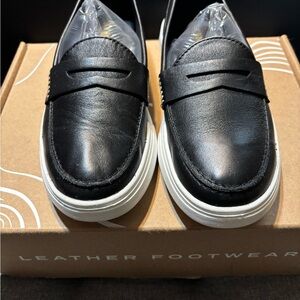 Patina Women’s Black Leather all leather Loafers/sneakers.